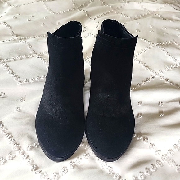 Gianni Bini Black suede booties size 9 - Picture 2 of 7